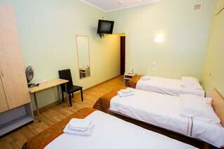 Отель Hotel Starest Тарту Трехместный номер с основными удобствами и общей ванной комнатой-3