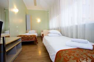 Отель Hotel Starest Тарту Трехместный номер с основными удобствами и общей ванной комнатой-6