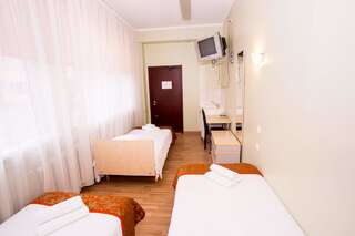 Отель Hotel Starest Тарту Трехместный номер с основными удобствами и общей ванной комнатой-7