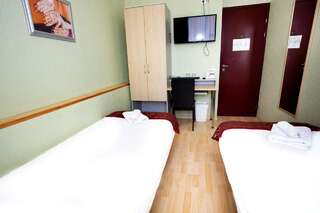 Отель Hotel Starest Тарту Двухместный номер с 2 отдельными кроватями и общей ванной комнатой-1